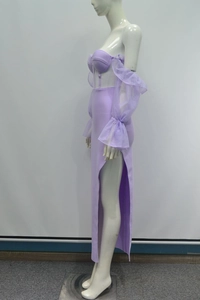 Détail de la robe de soirée violette avec bustier corset, maille et fente haute sexy
