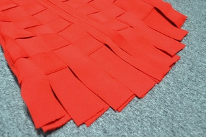 Dettaglio del tessuto dell'abito bandage rosso con trama elastica e cuciture precise
