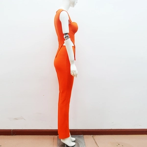 Dettaglio del set arancione con top senza maniche e ritagli laterali e pantaloni svasati