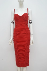 Détail de la robe bandage rouge avec maille froncée et corsage à structure corsetée élégante