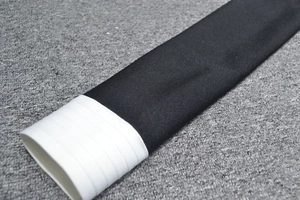 Détail du tissu tricoté noir avec poignets élastiques côtelés blancs sur robe