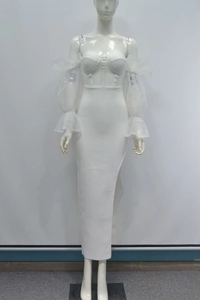 Détail de robe de soirée blanche avec manches bouffantes en tulle et fente haute latérale