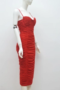Détail de robe moulante rouge froncée avec fines bretelles et texture en maille