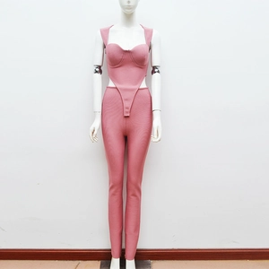 Dettaglio del completo a due pezzi bandage rosa con top a bustino e pantaloni a zampa