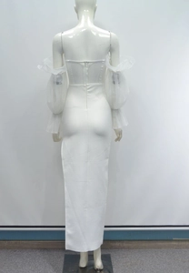 Détail d'une élégante robe de soirée blanche avec manches bouffantes et dos ouvert raffiné