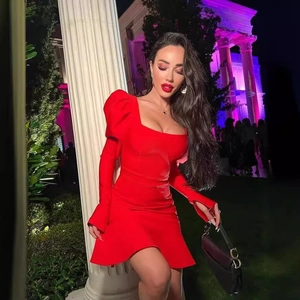 Robe bandage rouge élégante à col carré et manches bouffantes pour les soirées