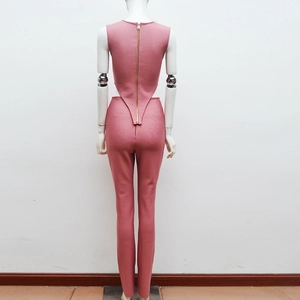 Dettaglio del set bondage rosa elasticizzato con una lunga cerniera dorata sulla schiena