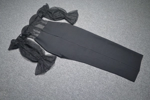 Détail à plat de la robe de soirée noire à manches bouffantes en tulle pailleté