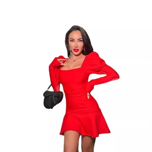 Robe bandage rouge sexy à col carré avec manches bouffantes et ourlet à volants
