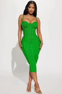 Dettaglio dell'abito fasciante verde smeraldo con corpetto a corsetto e spalline