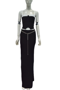 Ensemble sexy deux pièces noir et blanc avec crop top, jupe longue et chaîne de taille