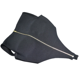 Dettaglio del tessuto fitness elastico nero con cerniera in metallo dorato di alta qualità