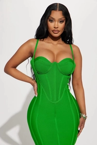 Dettaglio del tessuto a costine verde e del corpetto a corsetto sull'abito a fascia