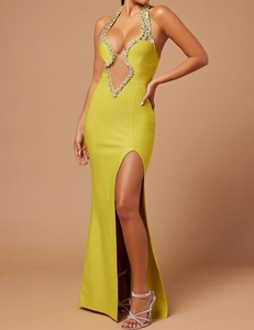 Détail de l'encolure licou ornée de strass sur cette robe bandage jaune moutarde