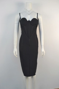 Elegante abito a fascia nero con spalline sottili e silhouette a tubino midi attillata