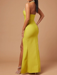 Détail de la robe bandage jaune moutarde montrant les strass et la coupe dos nu sexy