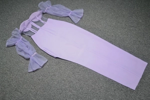 Détail de la robe lavande à épaules dénudées avec manches en maille et paillettes