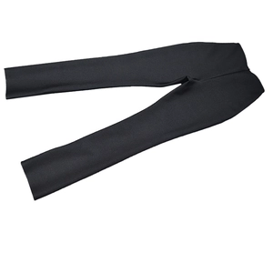 Dettaglio di pantaloni neri aderenti ad alta elasticità con design minimalista