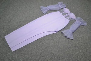 Détail de la robe lavande à manches en tulle et fente haute pour un look élégant
