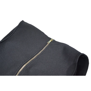 Dettaglio del tessuto nero ad alta elasticità e chiusura con zip in metallo dorato