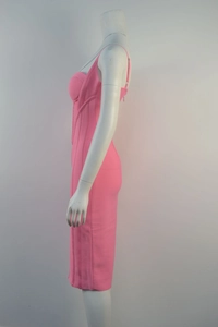 Vista laterale dell'abito a matita bandage rosa con corpetto strutturato e spalline