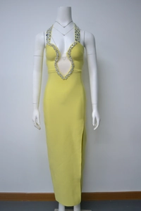 Vue détaillée d'une robe bandage jaune avec strass et fente latérale haute