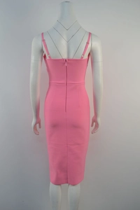 Dettaglio del vestito bandage midi rosa con cerniera invisibile e spalline sottili