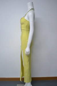 Détail de la fente latérale haute et des cristaux sur une robe de soirée jaune