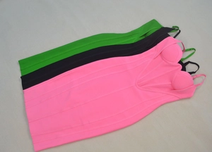 Dettaglio della trama degli abiti fascianti bodycon in verde, nero e rosa brillante