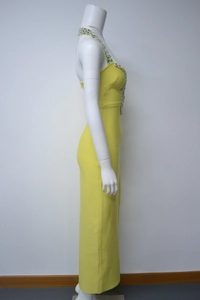 Détails des strass sur le décolleté et les bretelles de la robe bandage jaune