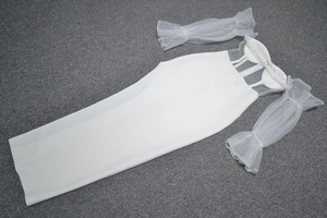 Détail d'une robe de soirée blanche à épaules dénudées et manches bouffantes en tulle