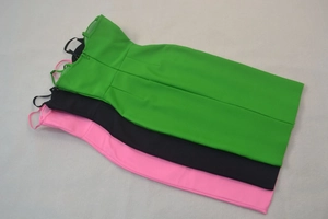 Abiti bodycon verde, nero e rosa con spalline sottili presentati in piano