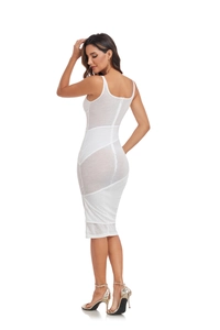Détail de robe fourreau blanche sans manches avec empiècements en résille transparente