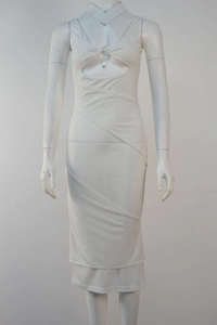 Détail de la robe en maille blanche avec découpe goutte et drapé asymétrique élégant