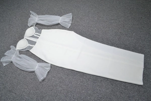 Robe de soirée blanche à épaules dénudées avec manches bouffantes en tulle pailleté