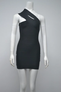Detail des schwarzen One-Shoulder-Bandage-Minikleides mit Ausschnitt und enger Textur