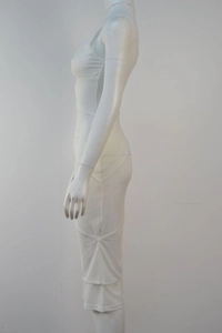 Détails du tricot côtelé blanc et coutures précises sur la robe sans manches