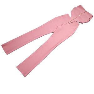 Dettaglio della tuta rosa con scollo all'americana, zip metallica e ritagli in vita