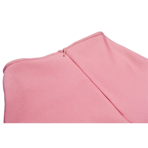 Dettaglio della cerniera invisibile sulla vita del completo rosa con pantaloni
