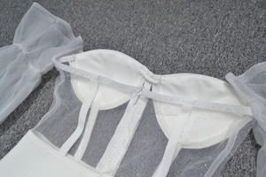 Détail de la robe en tulle à épaules dénudées avec paillettes argentées et fermeture éclair