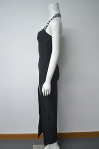 Détail de la robe bandage noire avec strass et fente latérale haute sur mannequin