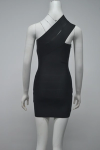 Detail eines schwarzen One-Shoulder Bandage-Kleides mit Rippstruktur und Schulter-Ausschnitt