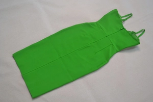 Dettaglio della cerniera invisibile sul retro e della vita sfiancata dell'abito verde