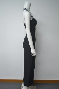 Vue détaillée des ornements floraux en strass sur une robe de soirée bandage noire sexy
