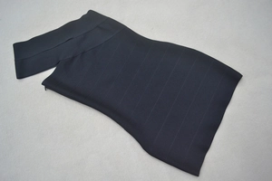 Nahaufnahme des schwarzen High-Waist Bandage-Rocks mit horizontaler Steppung und Reißverschluss