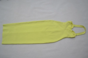 Détail de la robe bandage jaune vif avec licou, fermeture éclair au dos et tissu texturé