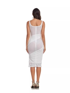 Vue arrière de robe sexy blanche en maille sans manches avec col en U et zip au dos