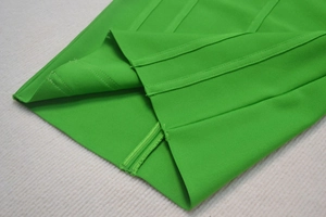 Dettaglio del tessuto dell'abito a fascia verde brillante con doppia cucitura e trama