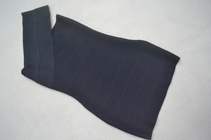 Detailansicht der schwarzen Bandage-Stofftextur dieses eng anliegenden Partykleides