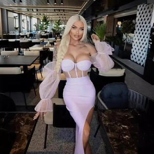 Ensemble deux pièces lavande chic avec manches en mesh transparentes et jupe à fente haute